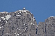 32 Maxi zoom sulla Cima della Grignetta con visibili il Bivacco Ferrario e la croce